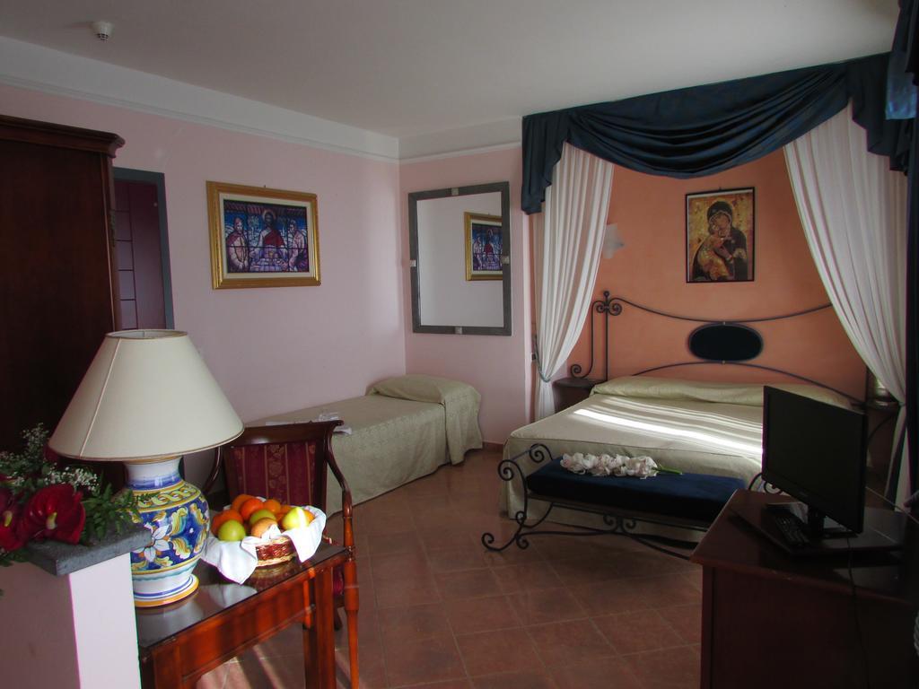 Emmaus Hotel Zafferana Etnea Zimmer foto